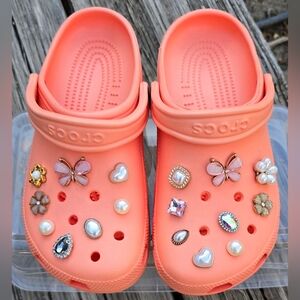 Crocs Women's size 8. Slightly worn in excellent condition.